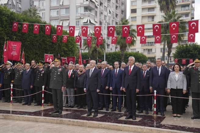 Atatürk Anıtı’na çelenk kondu, Uğur Mumcu Meydanı’nda geçit töreni yapıldı