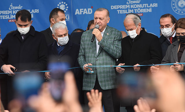 Cumhurbaşkanı Erdoğan'ın katılımıyla deprem konutlarının tapuları teslim edildi