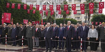 Atatürk Anıtı’na çelenk kondu, Uğur Mumcu Meydanı’nda geçit töreni yapıldı