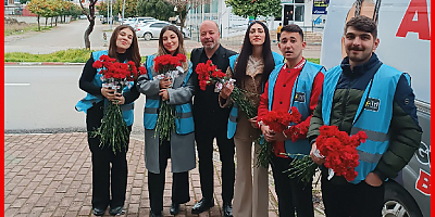 ALEMDAR ÖZTÜRK, Sevgililer Gününde Ceyhanlılara Çiçek Dağıttı